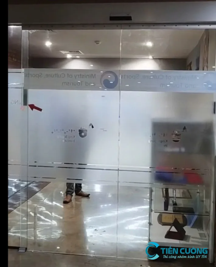 Cửa kính cường lực có an toàn không? Cách dùng đúng - hình ảnh thực tế Cửa kính cường lực hai cánh cần bản lề và khóa chắc