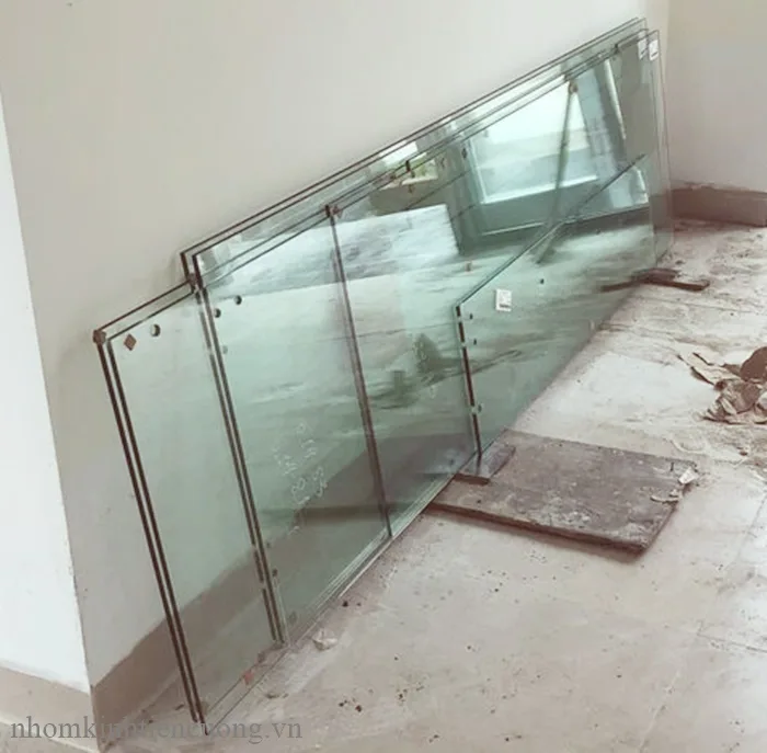 Cửa kính cường lực có an toàn không? Cách dùng đúng - hình ảnh thực tế Kính cường lực dày giúp tăng độ chắc cho cửa
