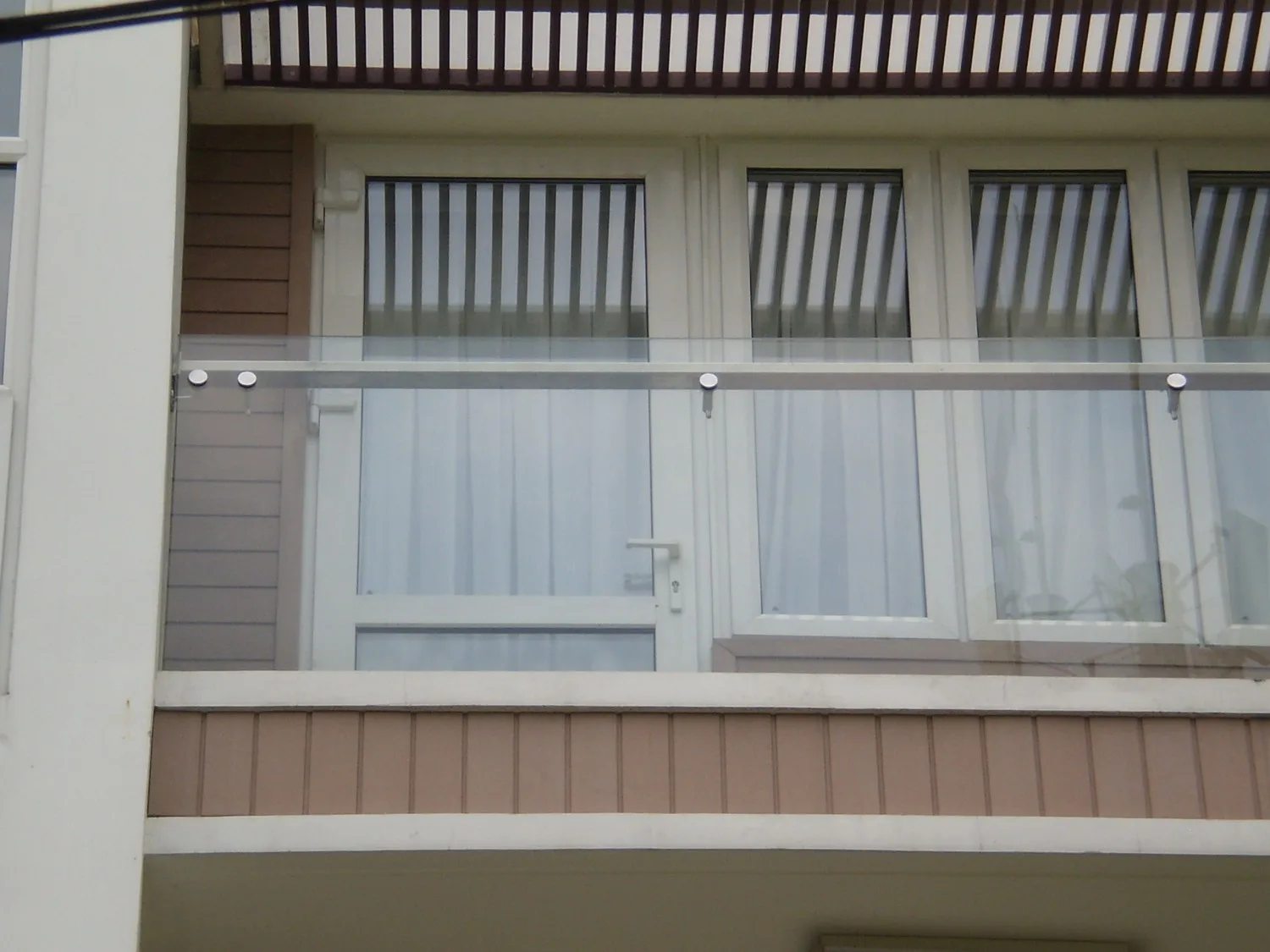 Chi tiết trụ inox lan can kính Trụ inox và kẹp kính của lan can cường lực
