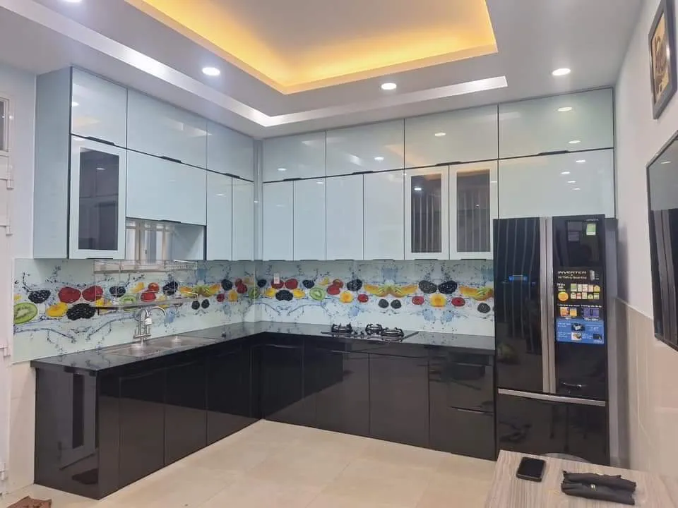 Mẫu Kính Màu Ốp Bếp Đẹp Xu Hướng Mới | Sang Trọng Dễ Vệ Sinh - hình ảnh thực tế Kính màu xanh ngọc ốp bếp đẹp tinh tế
