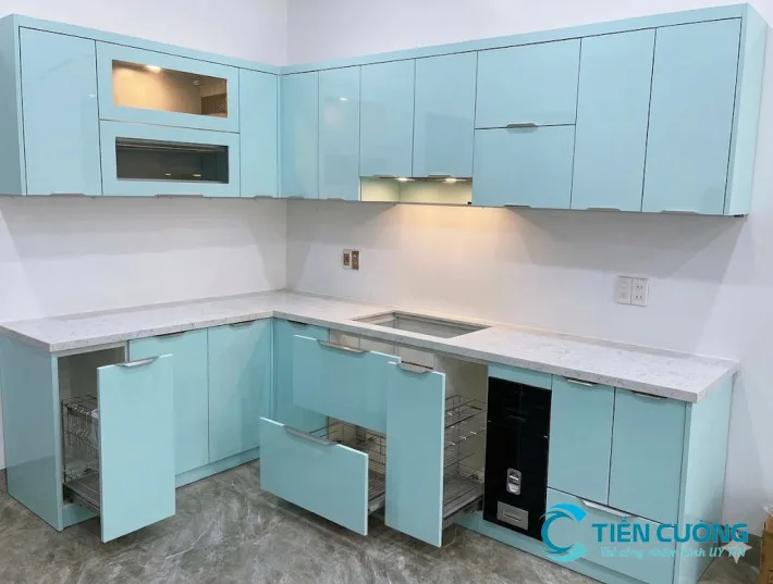 Mẫu Kính Màu Ốp Bếp Đẹp Xu Hướng Mới | Sang Trọng Dễ Vệ Sinh - hình ảnh thực tế Mẫu kính màu xám khói ốp bếp hiện đại