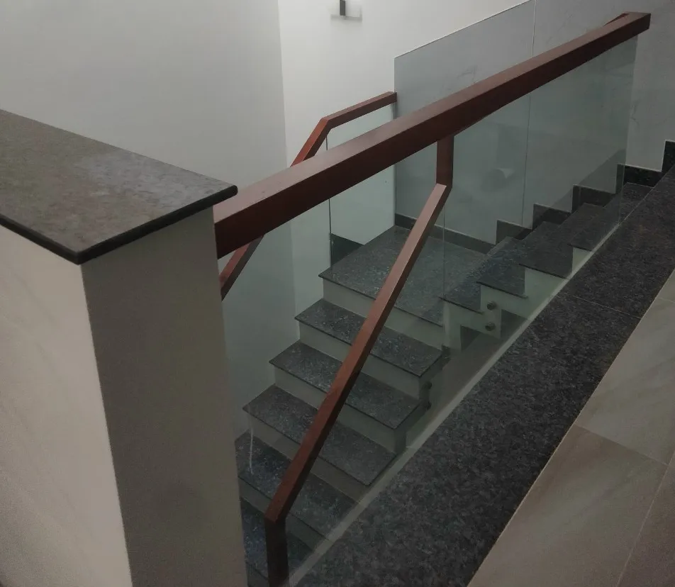 Lan can kính âm sàn tối giản Mẫu lan can kính không trụ cho sảnh thông tầng