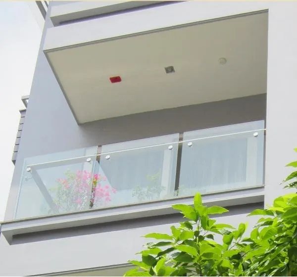 Lan can kính trụ thấp gọn cho nhà phố Mẫu lan can kính trụ lửng cho cầu thang