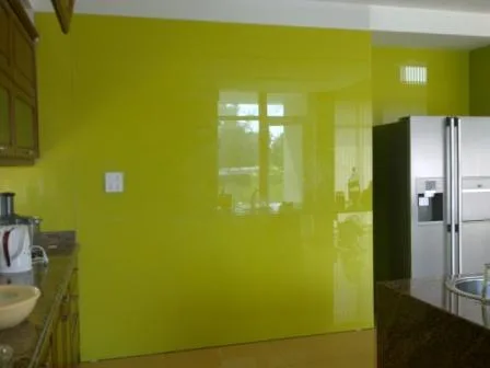 Kính màu ốp bếp cường lực dễ lau chùi Kính màu ốp bếp cường lực trong nội thất gia đình