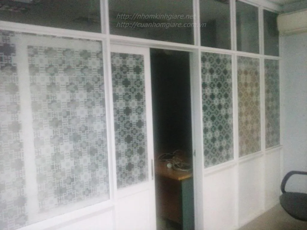Vách kính cường lực phân chia phòng trong nhà Vách kính cường lực phân chia không gian nội thất