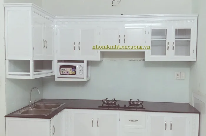 Tủ bếp nhôm kính cho nhà nhỏ: cách bố trí và chọn mẫu phù hợp - hình ảnh thực tế Tủ bếp nhôm kính nhỏ gọn đẹp hiện đại