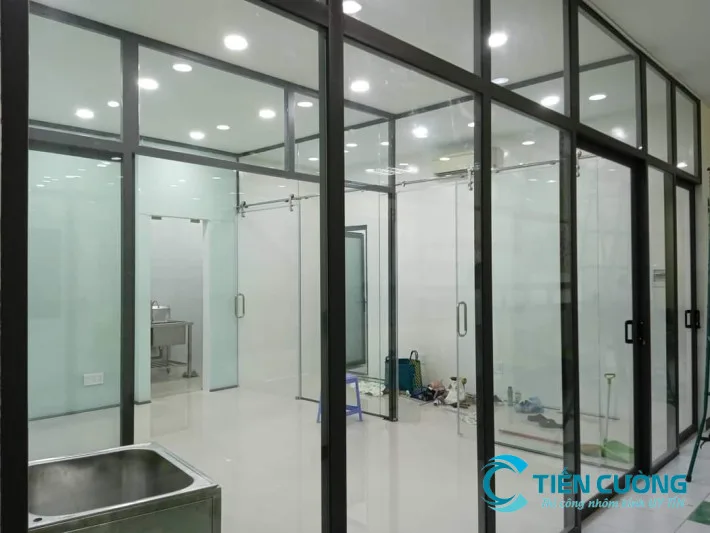Chia phòng khách và bếp bằng vách nhôm kính - hình ảnh minh họa 3 Chia phòng khách và bếp bằng vách nhôm kính - ứng dụng thực tế theo không gian 3
