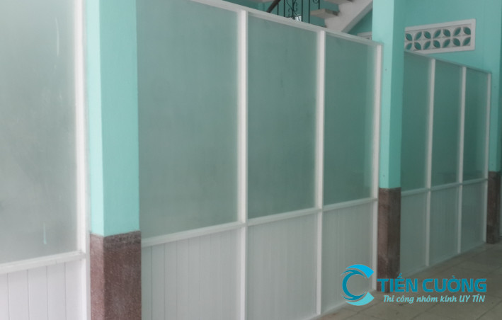 Mẫu vách ngăn nhôm kính phòng khách kính mờ cao cấp