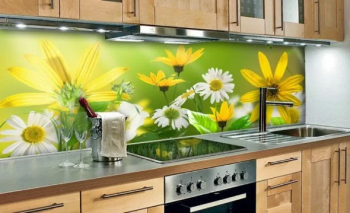 Cách Chọn Kính Màu Ốp Bếp Hợp Mệnh Gia Chủ Chuẩn Phong Thủy - hình ảnh thực tế Thi công kính màu ốp bếp cường lực đẹp tại TPHCM