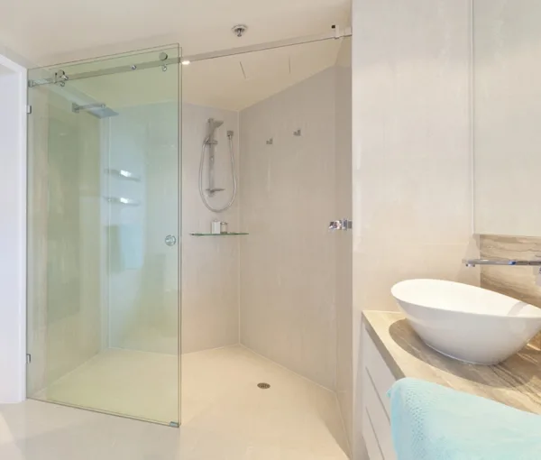 Cách làm sạch phòng tắm kính và xử lý cặn nước - hình ảnh thực tế Phòng tắm kính sạch đẹp sau khi làm sạch định kỳ