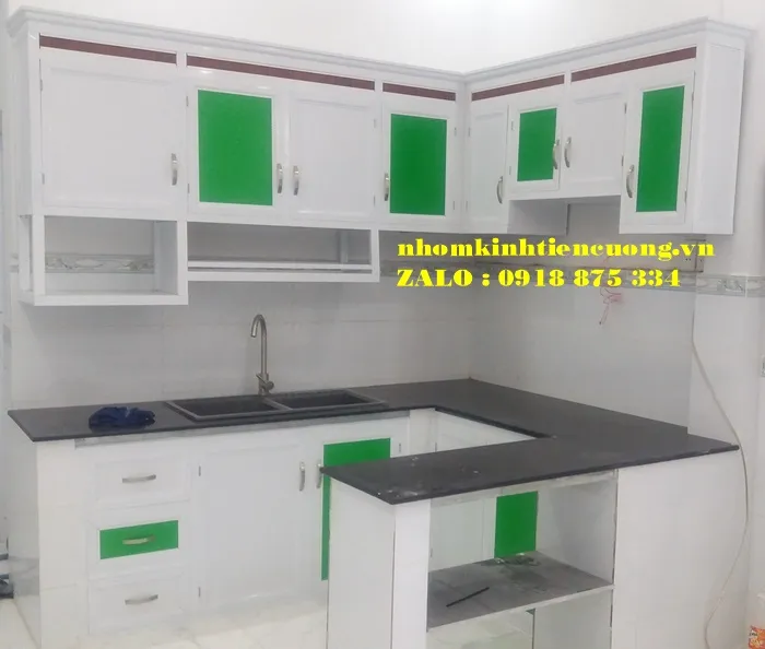 Tủ Bếp Nhôm Kính Quận 10 Đẹp, Giá Xưởng Thi Công Trọn Gói - hình ảnh thực tế Tủ Bếp Nhôm Kính Chữ L Quận 10
