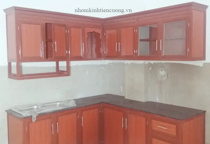 Báo Giá Tủ Bếp Nhôm Kính Thực Tế hiện nay – Mẫu Đẹp, Bền, Hiện Đại - hình ảnh thực tế Tủ bếp nhôm kính chữ L tối ưu không gian nhà bếp