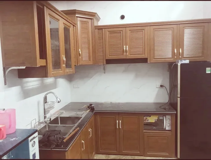 Báo Giá Tủ Bếp Nhôm Kính Thực Tế hiện nay – Mẫu Đẹp, Bền, Hiện Đại - hình ảnh thực tế Tủ bếp nhôm kính vân gỗ xu hướng được ưa chuộng
