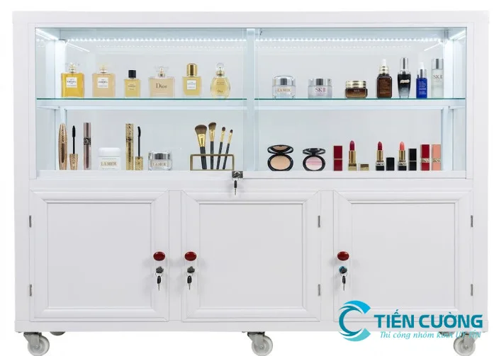 Mẫu thực tế: Mẫu tủ kính mỹ phẩm có đèn và khoang khóa Mẫu tủ kính mỹ phẩm có đèn và khoang khóa