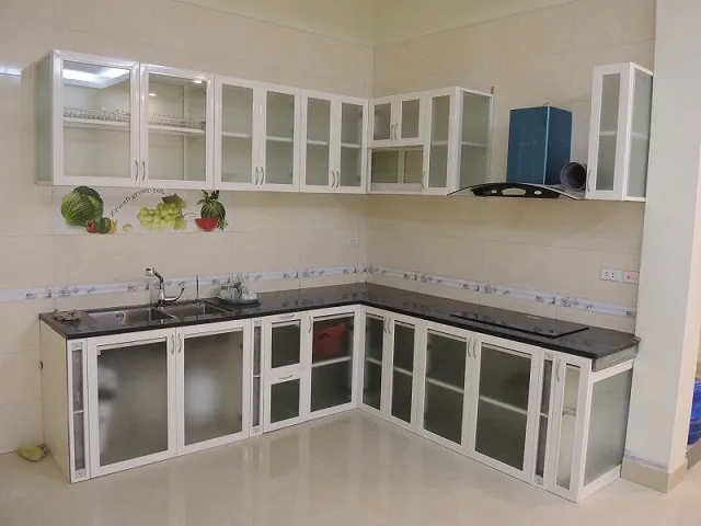 Cách làm tủ bếp nhôm kính đúng kỹ thuật, bền và dễ dùng - hình ảnh thực tế Tủ bếp nhôm kính hiện đại tối ưu không gian bếp