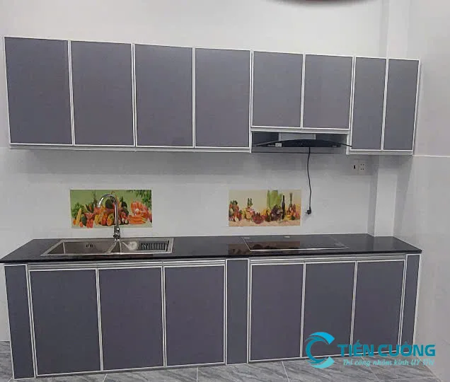Cách làm tủ bếp nhôm kính đúng kỹ thuật, bền và dễ dùng - hình ảnh thực tế Mẫu tủ bếp nhôm kính hoàn thiện cao cấp mới nhất