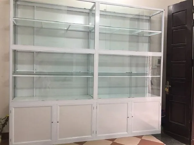 Có Nên Mua Tủ Nhôm Kính Bán Hàng Cũ Để Tiết Kiệm Chi Phí? - hình ảnh thực tế Tủ kính nhôm cũ dùng trưng bày sản phẩm shop