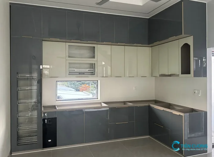 Cách Chọn Tủ Bếp Nhôm Kính Hợp Phong Thủy Gia Chủ Mới Nhất - hình ảnh thực tế Tủ bếp nhôm kính màu trắng sang trọng cho căn hộ