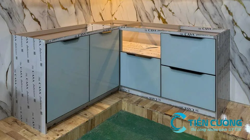 Cách Chọn Tủ Bếp Nhôm Kính Hợp Phong Thủy Gia Chủ Mới Nhất - hình ảnh thực tế Mẫu tủ bếp nhôm kính đẹp hợp phong thủy được ưa chuộng