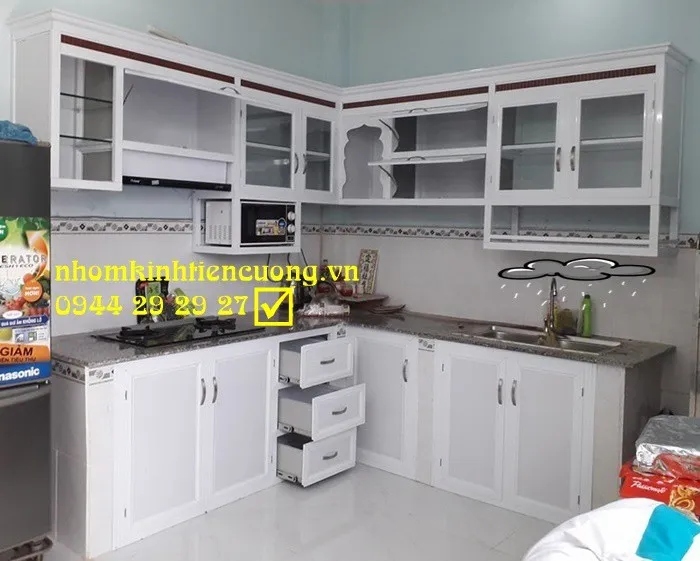 Cách làm tủ bếp nhôm kính đúng kỹ thuật, bền và dễ dùng - hình ảnh thực tế Khung nhôm tủ bếp chắc chắn chống ẩm mốc hiệu quả