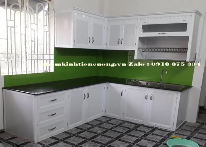 Cách Chọn Tủ Bếp Nhôm Kính Hợp Phong Thủy Gia Chủ Mới Nhất - hình ảnh thực tế Phối màu tủ bếp nhôm kính hợp mệnh gia chủ