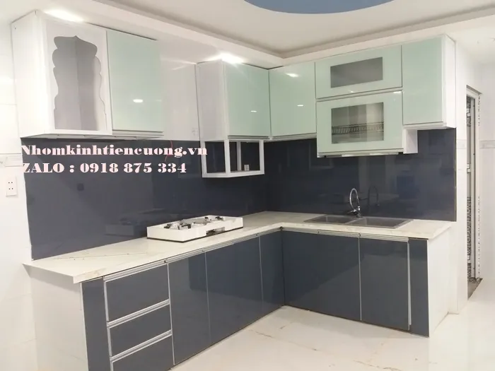 Cách Chọn Tủ Bếp Nhôm Kính Hợp Phong Thủy Gia Chủ Mới Nhất - hình ảnh thực tế Tủ bếp nhôm kính cao cấp bền đẹp chống ẩm mốc