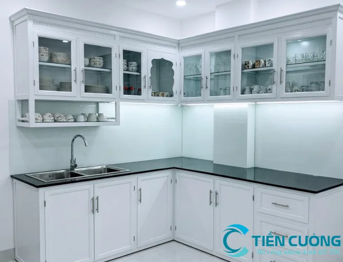 Mẫu tủ bếp chữ L nhôm kính đẹp: phối màu, kiểu cánh và bố cục - hình ảnh thực tế Tủ bếp chữ L nhôm kính hiện đại cho nhà phố
