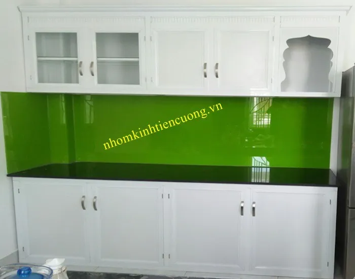 Tủ Bếp Nhôm Kính Nhỏ Đẹp TPHCM | Giải Pháp Cho Nhà Diện Tích Hẹp - hình ảnh thực tế Tủ bếp nhôm kính nhỏ hiện đại cho căn hộ mini đẹp sang trọng
