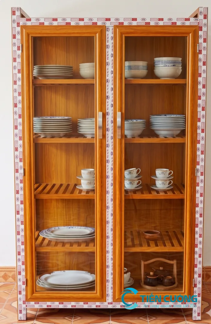 Vì Sao Tủ Chén Nhôm Đẹp Luôn Có Mặt Trong Căn Bếp Mọi Gia Đình? - hình ảnh thực tế Tủ chén nhôm kính dễ lau chùi