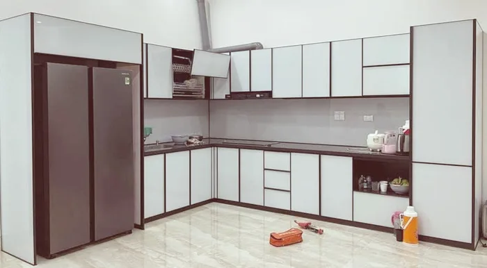 6 Sai Lầm Khi Làm Tủ Bếp Nhôm Kính Nhiều Người Mắc Phải - hình ảnh thực tế Mẫu tủ bếp nhôm kính đẹp hiện đại