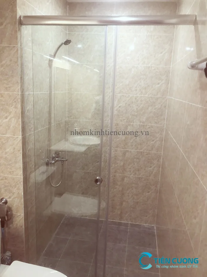 Cách làm sạch phòng tắm kính và xử lý cặn nước - hình ảnh thực tế Cách vệ sinh kính phòng tắm sạch bóng nhanh chóng