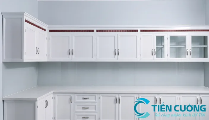 Tủ kệ bếp nhôm kính: cách bố trí tủ treo, kệ bếp và lưu trữ - hình ảnh thực tế Hệ tủ bếp nhôm kính màu trắng tối ưu không gian