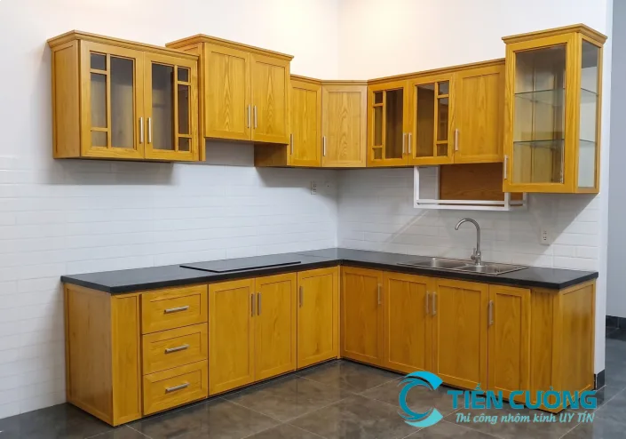 Tủ Bếp Nhôm Kính TPHCM - Những Mẫu Thiết Kế Kiểu Dáng Đẹp Độc Đáo - hình ảnh thực tế Tủ bếp nhôm kính vân gỗ tạo cảm giác ấm cúng