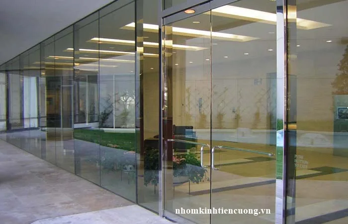Độ dày kính cần phù hợp với kích thước cánh Kính cường lực 12mm dùng cho cửa kích thước lớn