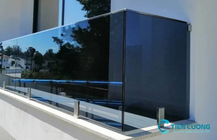 Kính màu và inox trong thiết kế lan can Lan can kính màu kết hợp phụ kiện inox