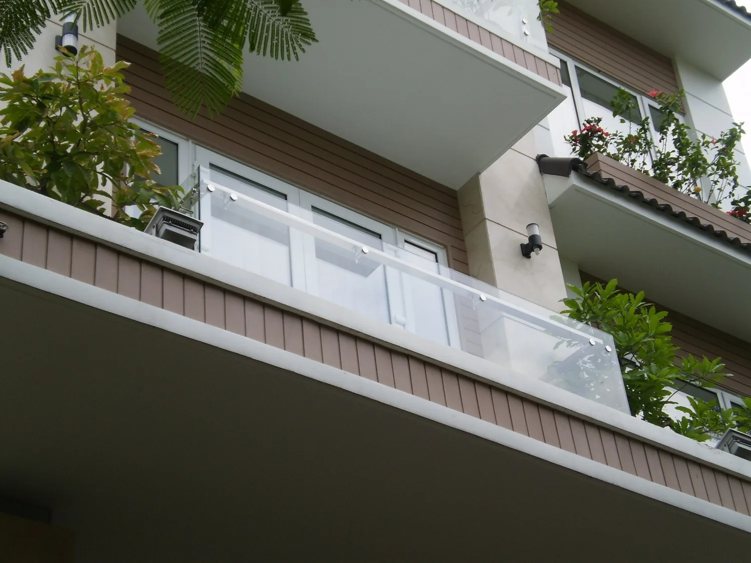 Lan can kính kết hợp inox hiện đại Lan can inox kính cường lực cho cầu thang nhà phố