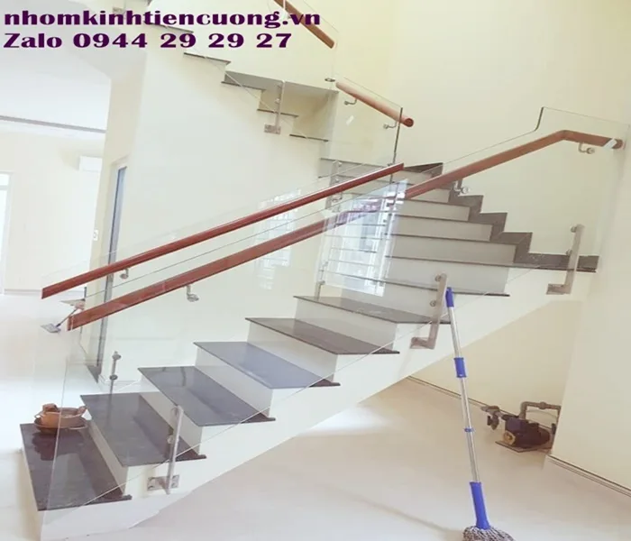 Trụ inox của lan can kính cầu thang Lan can kính cầu thang dùng trụ inox hiện đại
