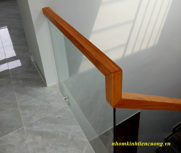 Lan can kính cường cầu thang