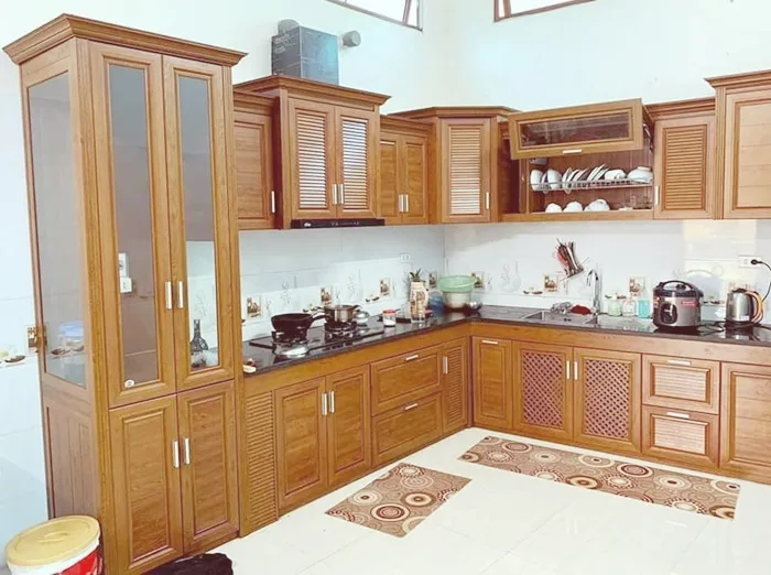 So Sánh Tủ Bếp Nhôm Kính Sơn Tĩnh Điện Hay Vân Gỗ Đẹp Hơn - hình ảnh thực tế Tủ bếp nhôm kính vân gỗ đẹp tại TPHCM