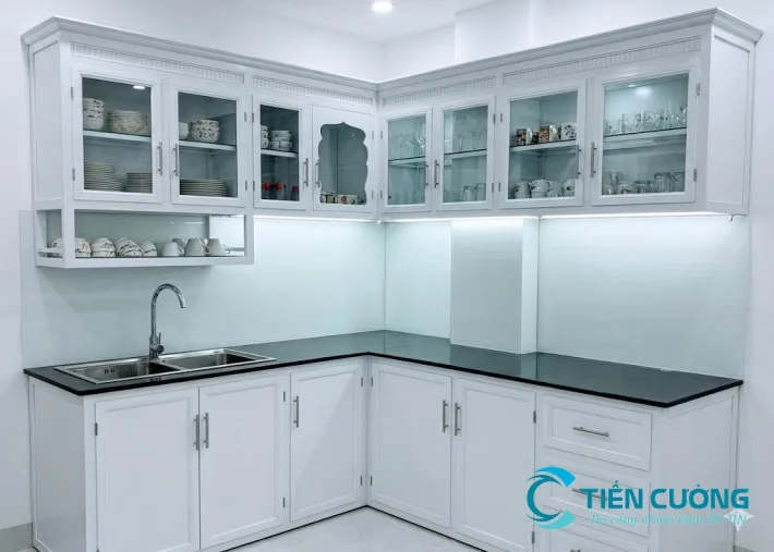 Cách Chọn Kính Màu Ốp Bếp Hợp Mệnh Gia Chủ Chuẩn Phong Thủy - hình ảnh thực tế Mẫu kính màu xám khói xu hướng nội thất bếp mới