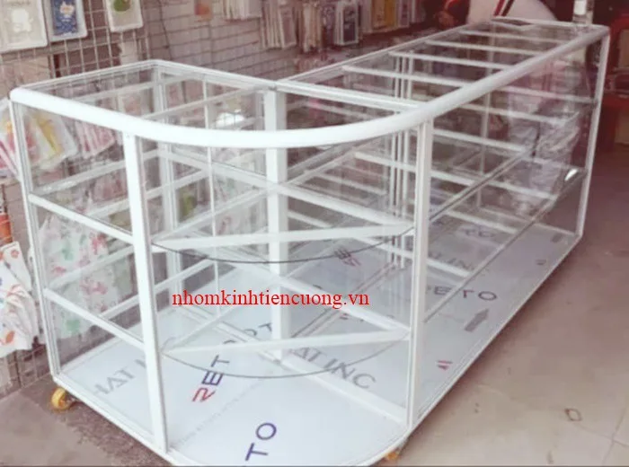 Có Nên Mua Tủ Nhôm Kính Bán Hàng Cũ Để Tiết Kiệm Chi Phí? - hình ảnh thực tế Tủ bán hàng nhôm kính cũ dễ dàng di chuyển
