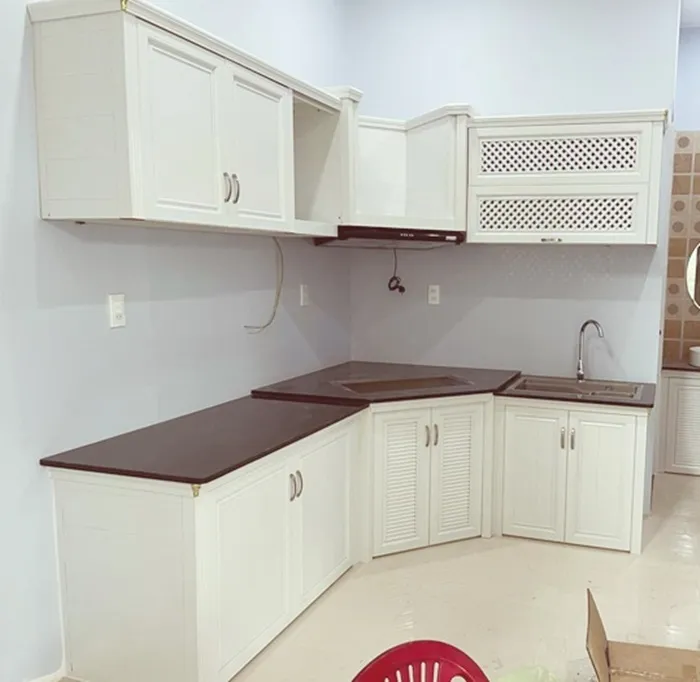 Mẫu Tủ Bếp Nhôm Kính Quận 7 Đẹp, Hiện Đại, Giá Tốt hiện nay - hình ảnh thực tế Lắp đặt tủ bếp nhôm kính chữ L Quận 7