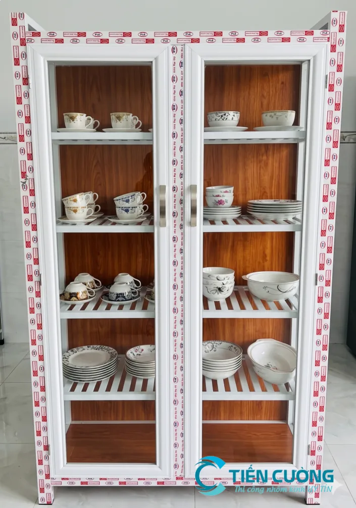 Tủ Chén Nhôm Kính Có Bền Không? Ưu Điểm Khi Sử Dụng Trong Nhà Bếp - hình ảnh thực tế Tủ chén nhôm kính chống ẩm cho căn bếp Việt