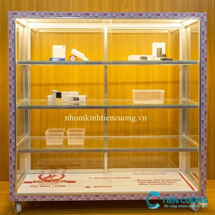 Hình thực tế: Tủ trưng bày mỹ phẩm áp tường trong showroom Tủ trưng bày mỹ phẩm áp tường trong showroom