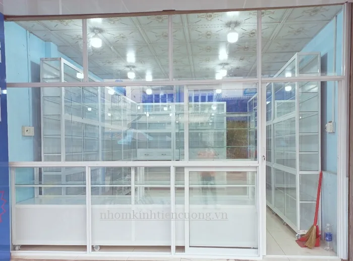 Tủ thuốc nhôm kính cửa mở Mẫu tủ thuốc nhôm kính màu sáng cửa mở