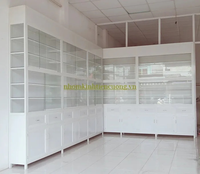 Mẫu tủ thuốc nhôm kính nhiều khoang Mẫu tủ thuốc tây nhôm kính chia cánh và khoang