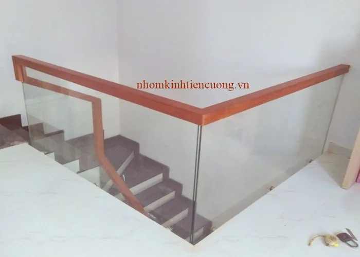 Lắp đặt phụ kiện inox lan can kính Thi công trụ inox 304 cho lan can kính