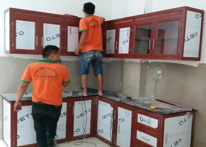Cách làm tủ bếp nhôm kính đúng kỹ thuật, bền và dễ dùng - hình ảnh thực tế Thợ thi công tủ bếp nhôm kính hiện đại tại TP.HCM
