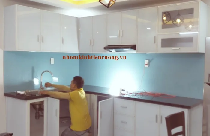 Tủ Bếp Nhôm Quận 8 - Công Ty Nhôm Kính Tiến Cường - hình ảnh thực tế Tủ bếp nhôm kính cánh kính sang trọng