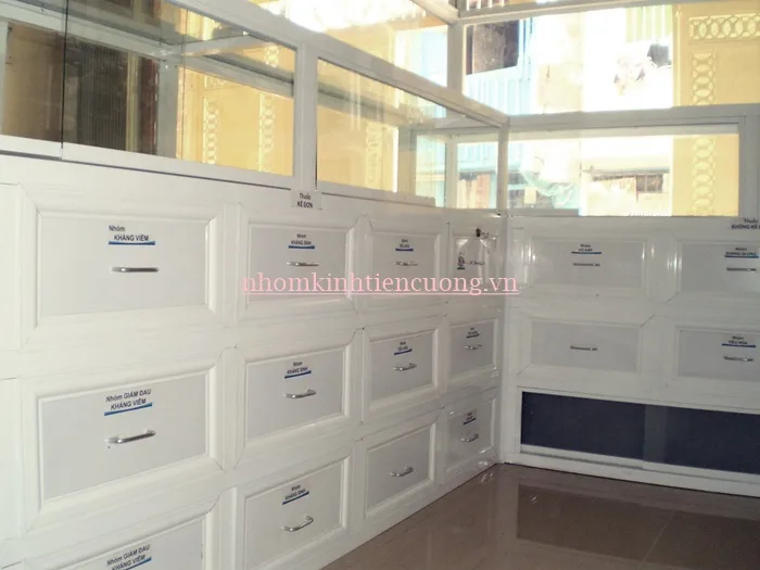 Tủ thuốc nhôm kính chia khoang Tủ thuốc nhôm kính chia khoang theo nhóm hàng